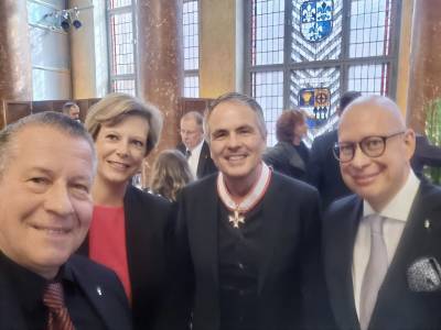 Mit einem Geehrten nach der Verleihung der Berliner Verdienstorden