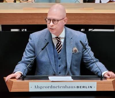 Am Rednerpult im Berliner Abgeordnetenhaus