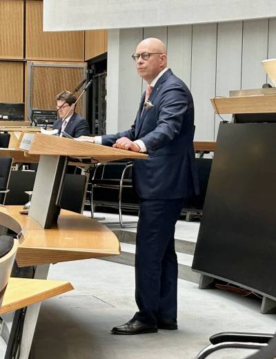 Am Rednerpult im Berliner Abgeordnetenhaus